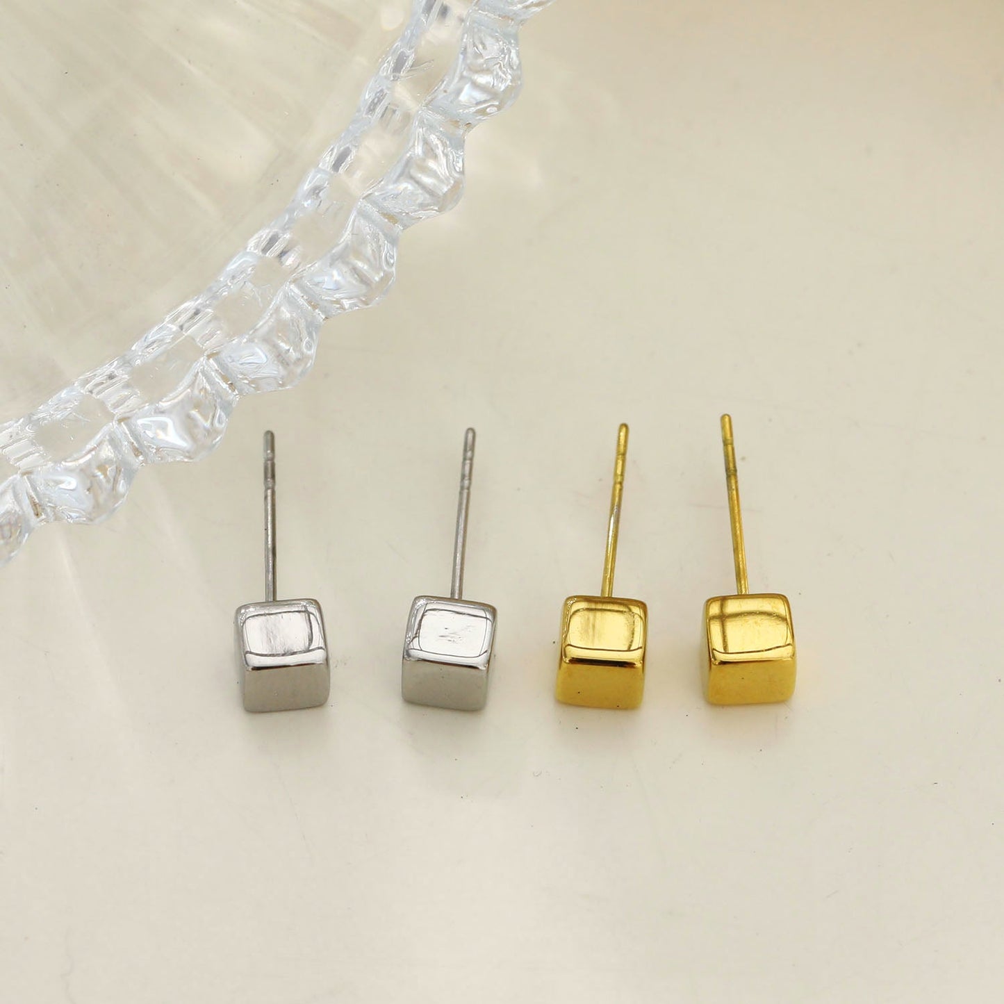 Style SYNNE : Clous d'oreilles minimalistes carrés en perles dorées et argentées