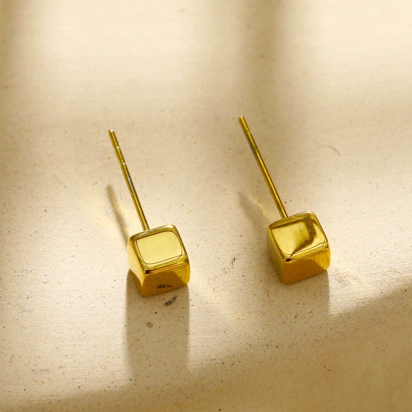 Style SYNNE : Clous d'oreilles minimalistes carrés en perles dorées et argentées