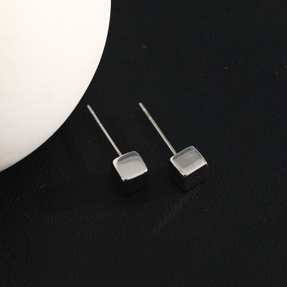 Style SYNNE : Clous d'oreilles minimalistes carrés en perles dorées et argentées