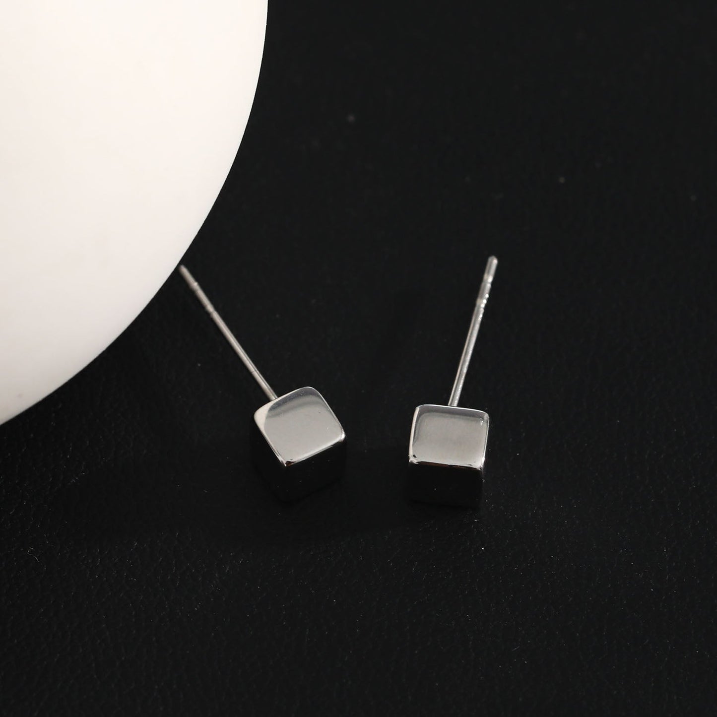 Style SYNNE : Clous d'oreilles minimalistes carrés en perles dorées et argentées