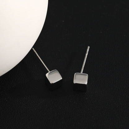 Style SYNNE : Clous d'oreilles minimalistes carrés en perles dorées et argentées