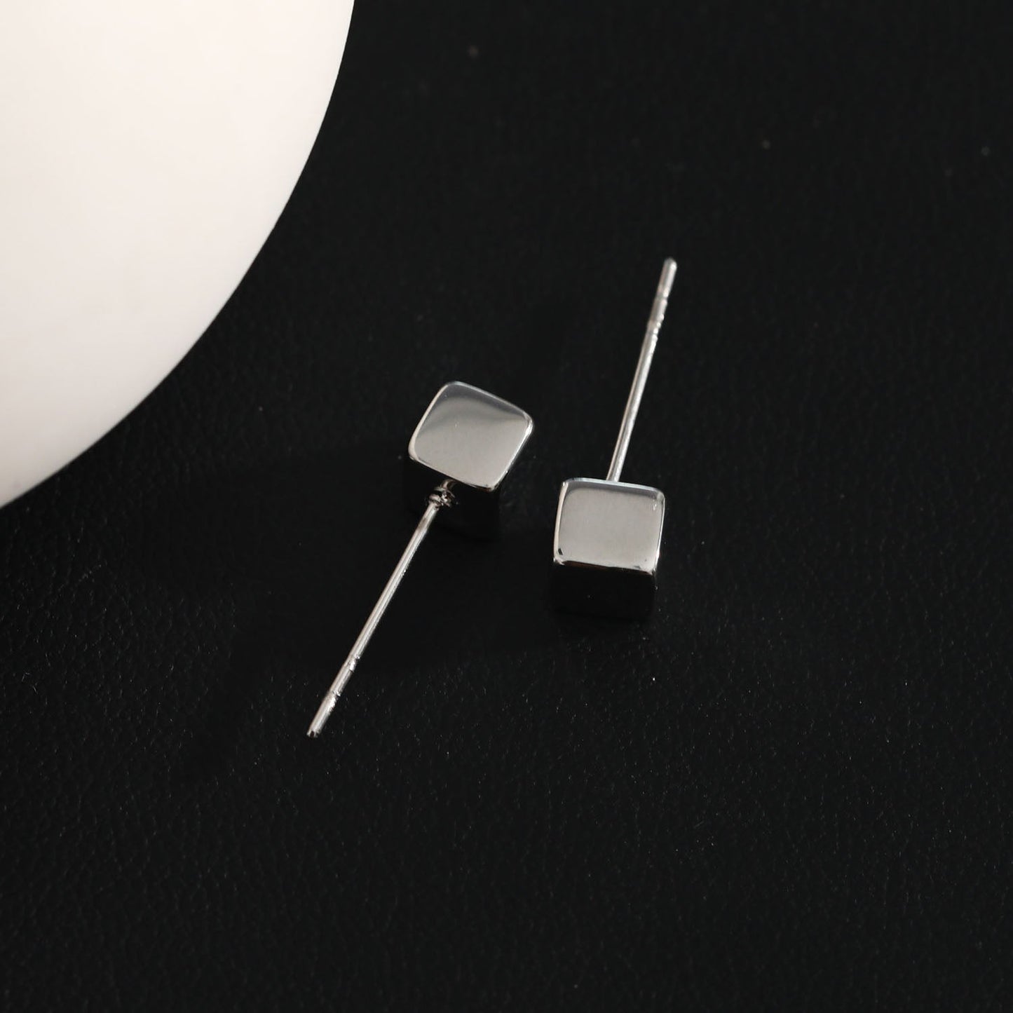 Style SYNNE : Clous d'oreilles minimalistes carrés en perles dorées et argentées