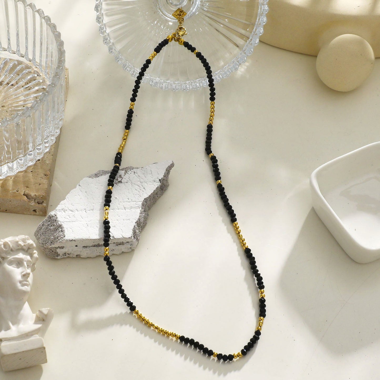 Collier chaîne LINA en cristal noir et perles dorées