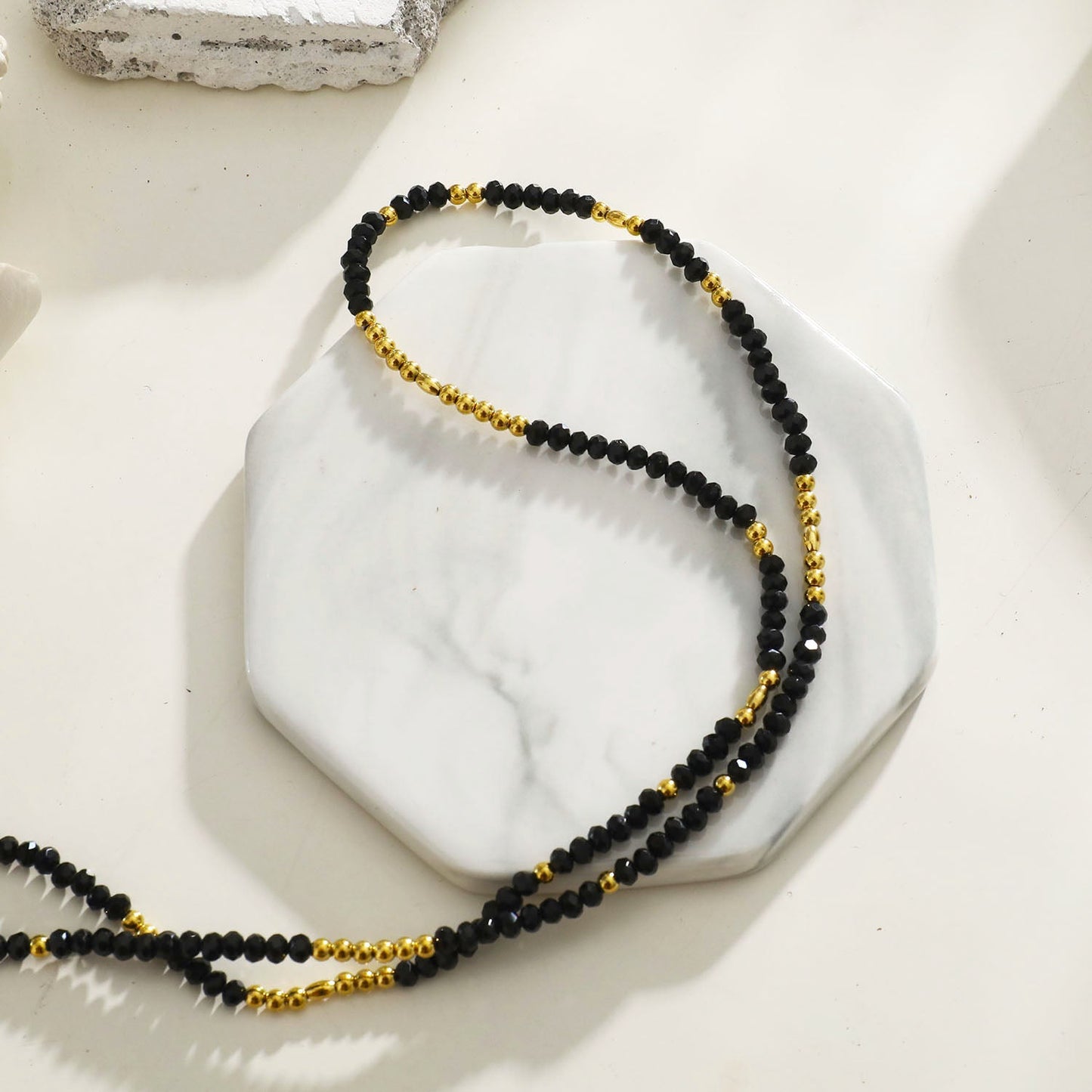 Collier chaîne LINA en cristal noir et perles dorées