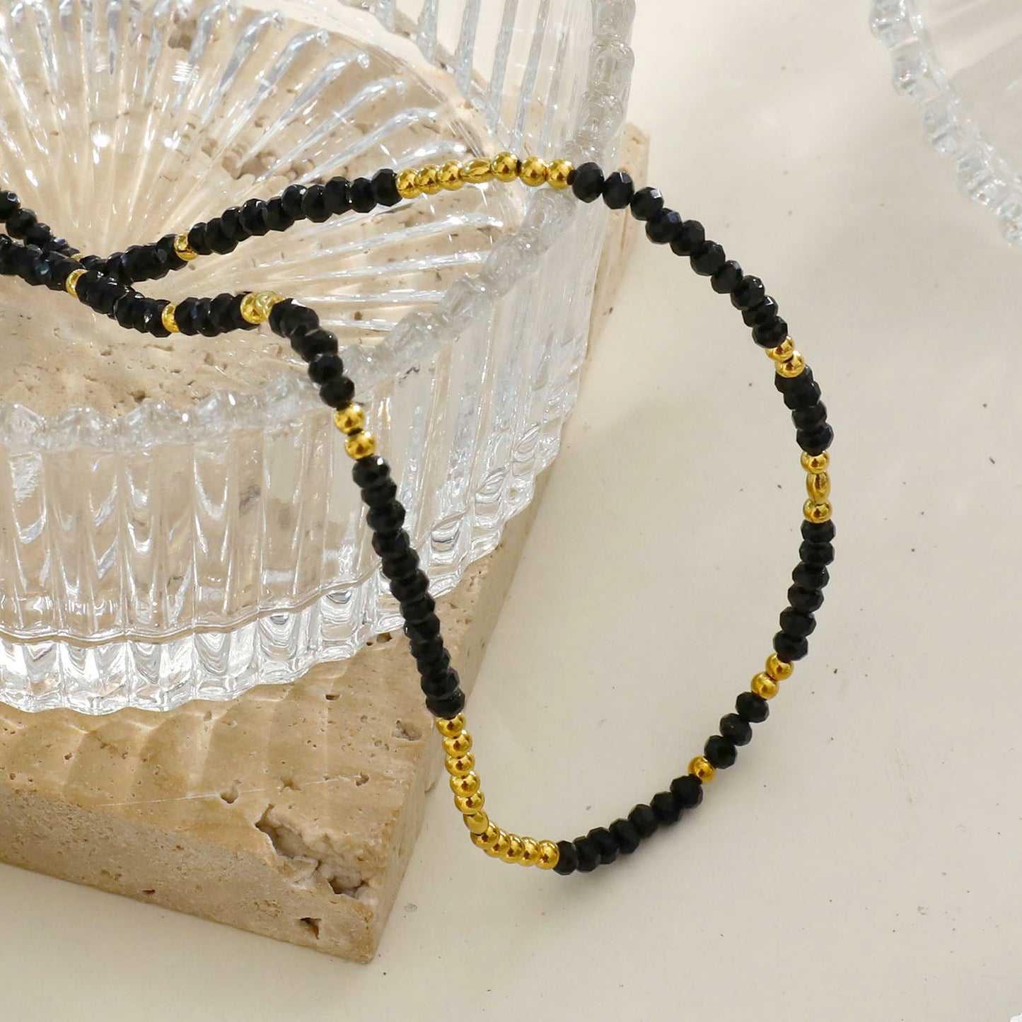 Collier chaîne LINA en cristal noir et perles dorées