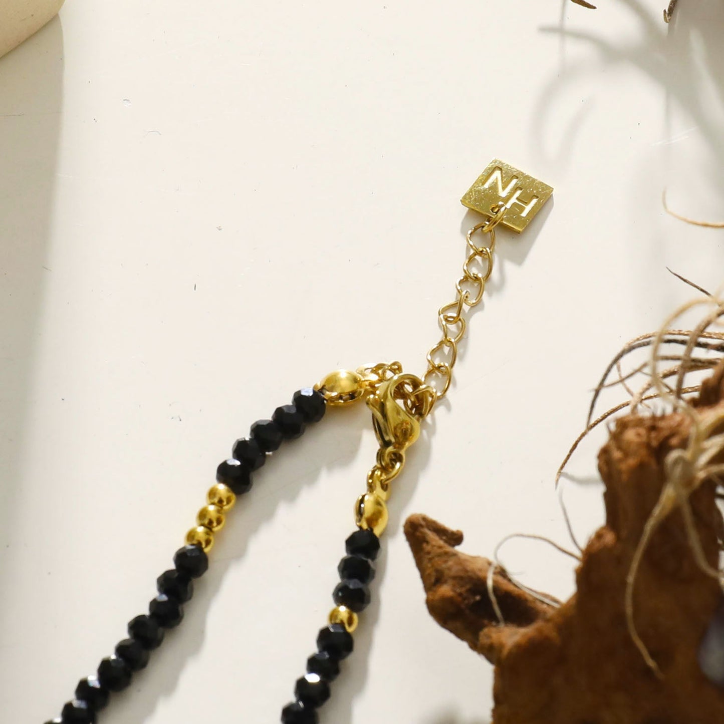 Collier chaîne LINA en cristal noir et perles dorées
