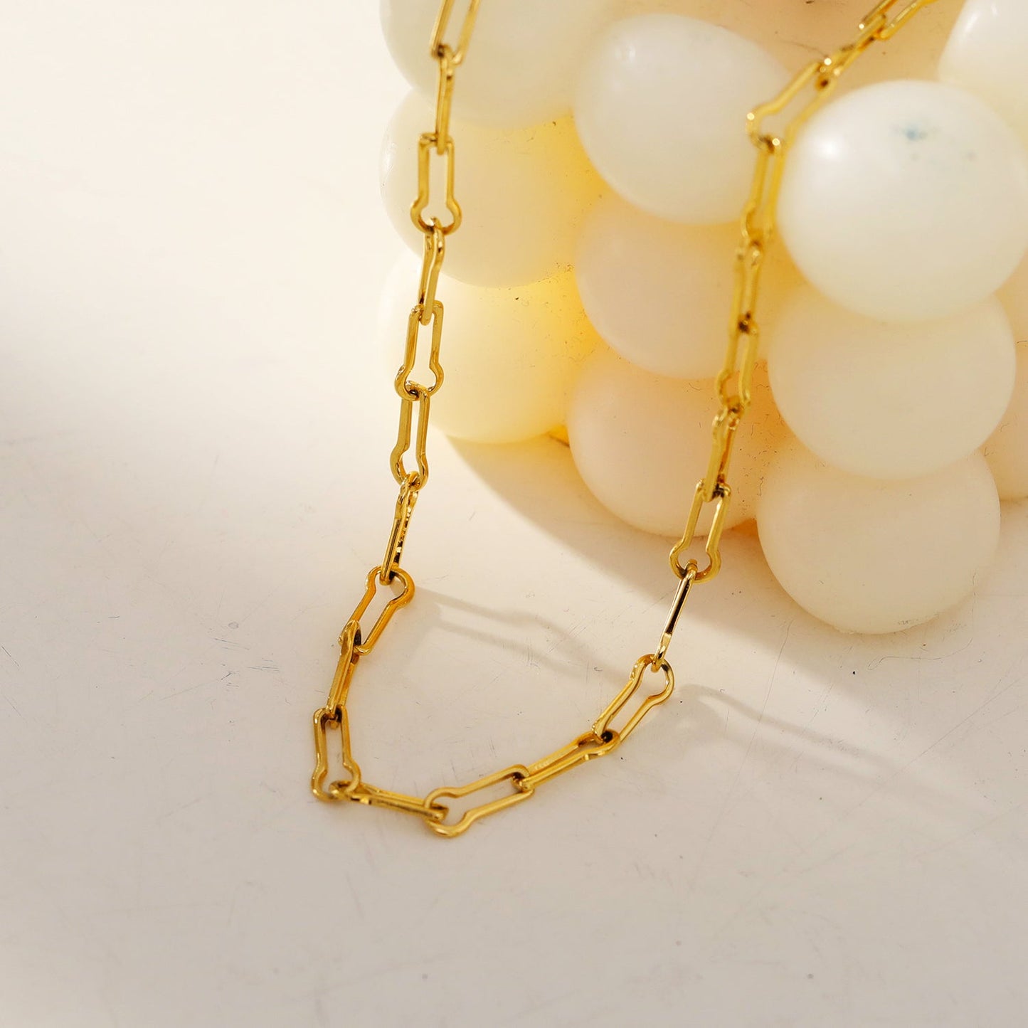 TIASA : Collier chaîne en or à trombones asymétriques