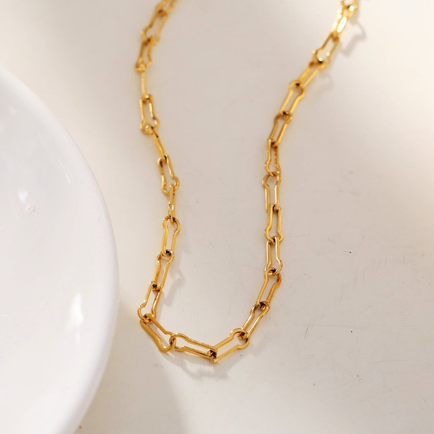 TIASA : Collier chaîne en or à trombones asymétriques