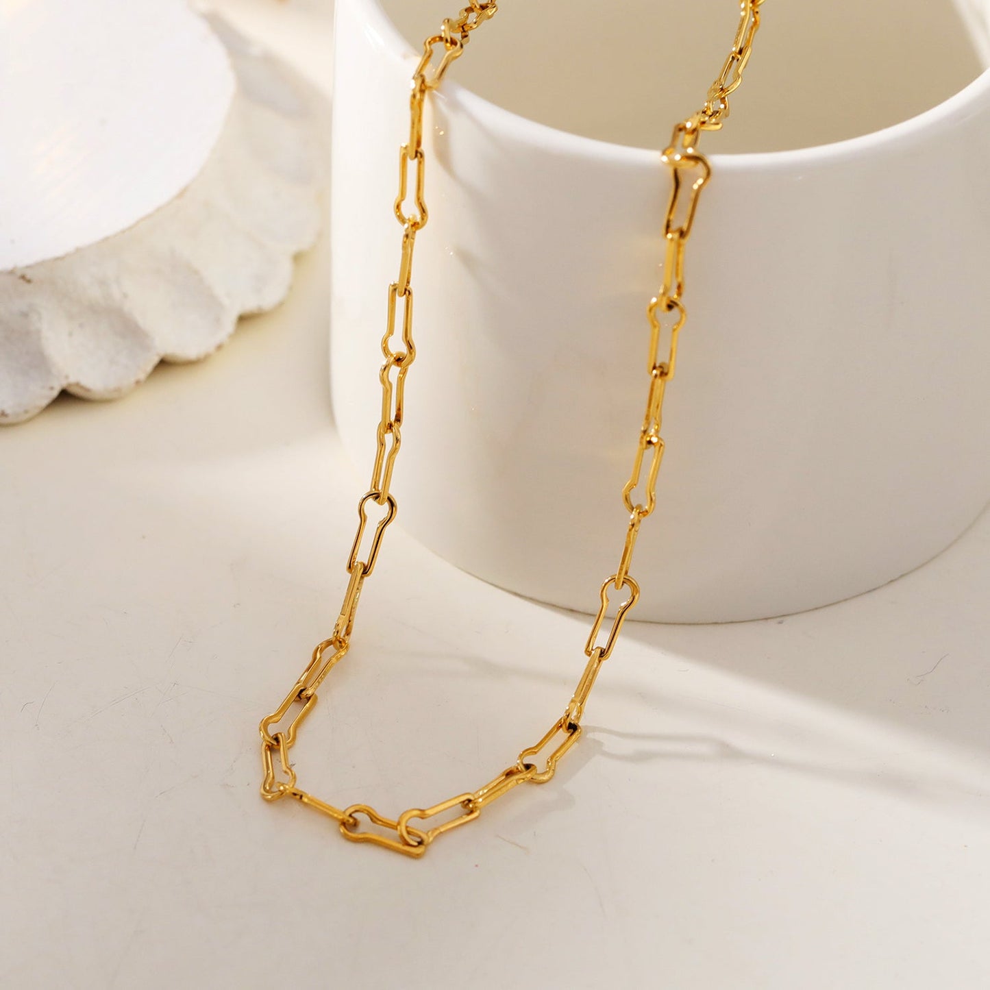 TIASA : Collier chaîne en or à trombones asymétriques