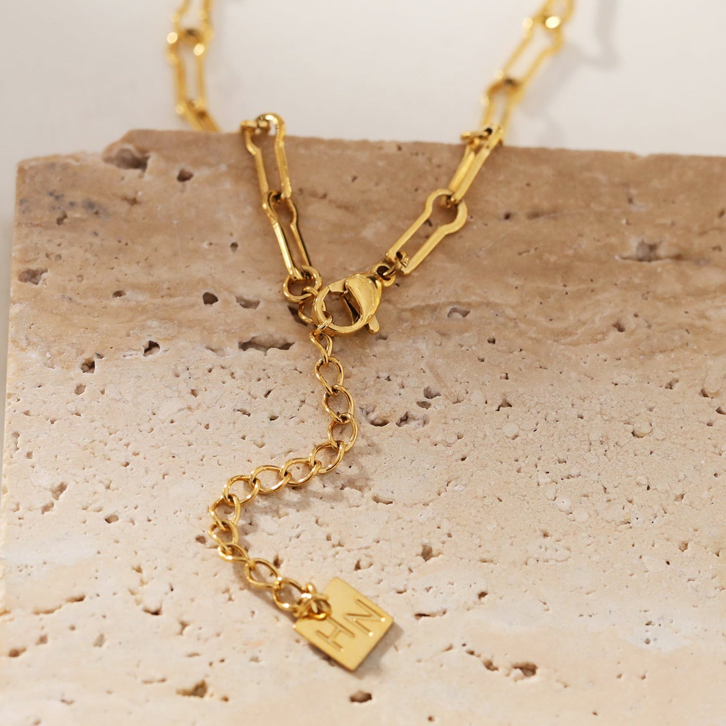 TIASA : Collier chaîne en or à trombones asymétriques