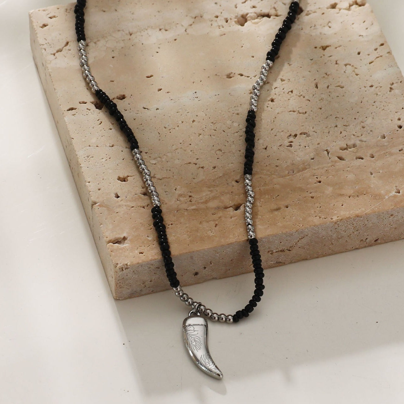 RITA Collier chaîne perlé noir et argent avec pendentif dent argent gravé
