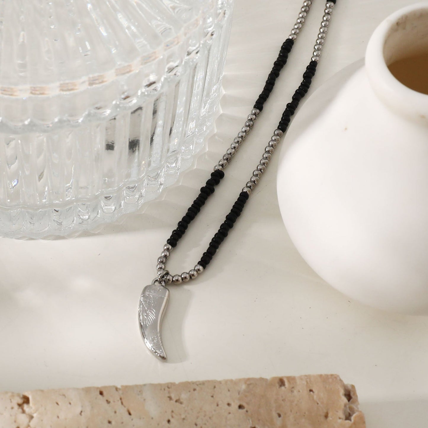 RITA Collier chaîne perlé noir et argent avec pendentif dent argent gravé