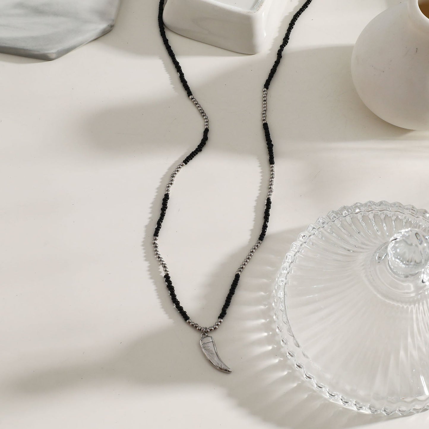 RITA Collier chaîne perlé noir et argent avec pendentif dent argent gravé