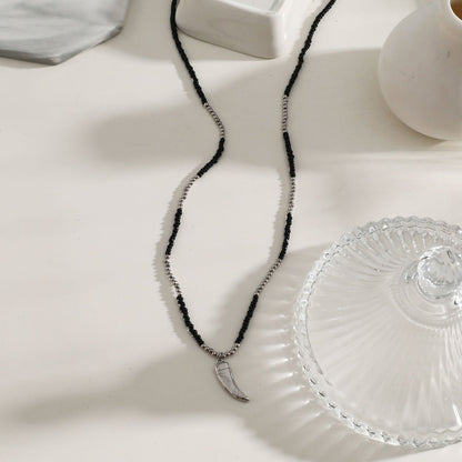 RITA Collier chaîne perlé noir et argent avec pendentif dent argent gravé
