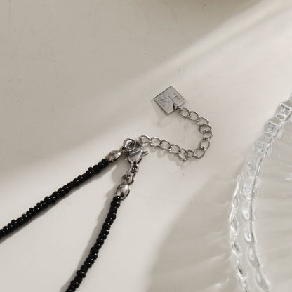 RITA Collier chaîne perlé noir et argent avec pendentif dent argent gravé