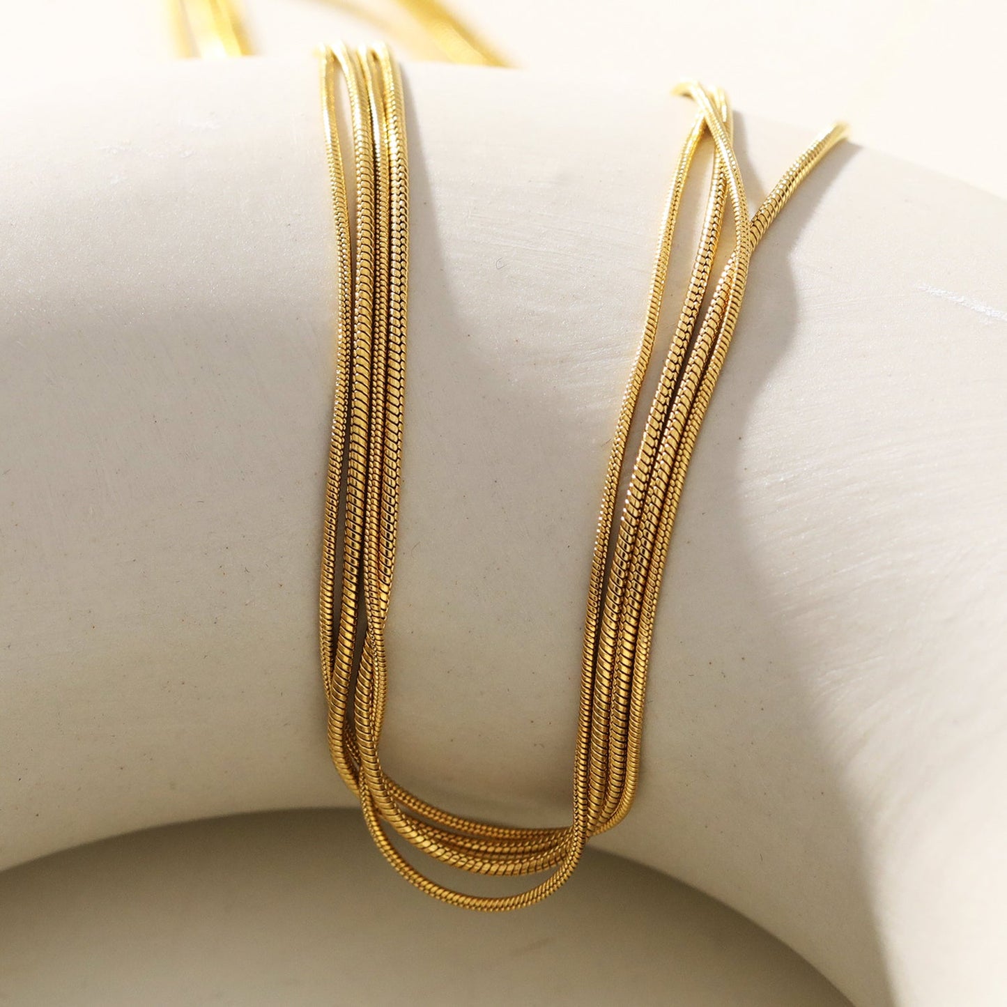 AVEZZANO Gold : Collier multirangs texturé peau de serpent - Élégance exquise