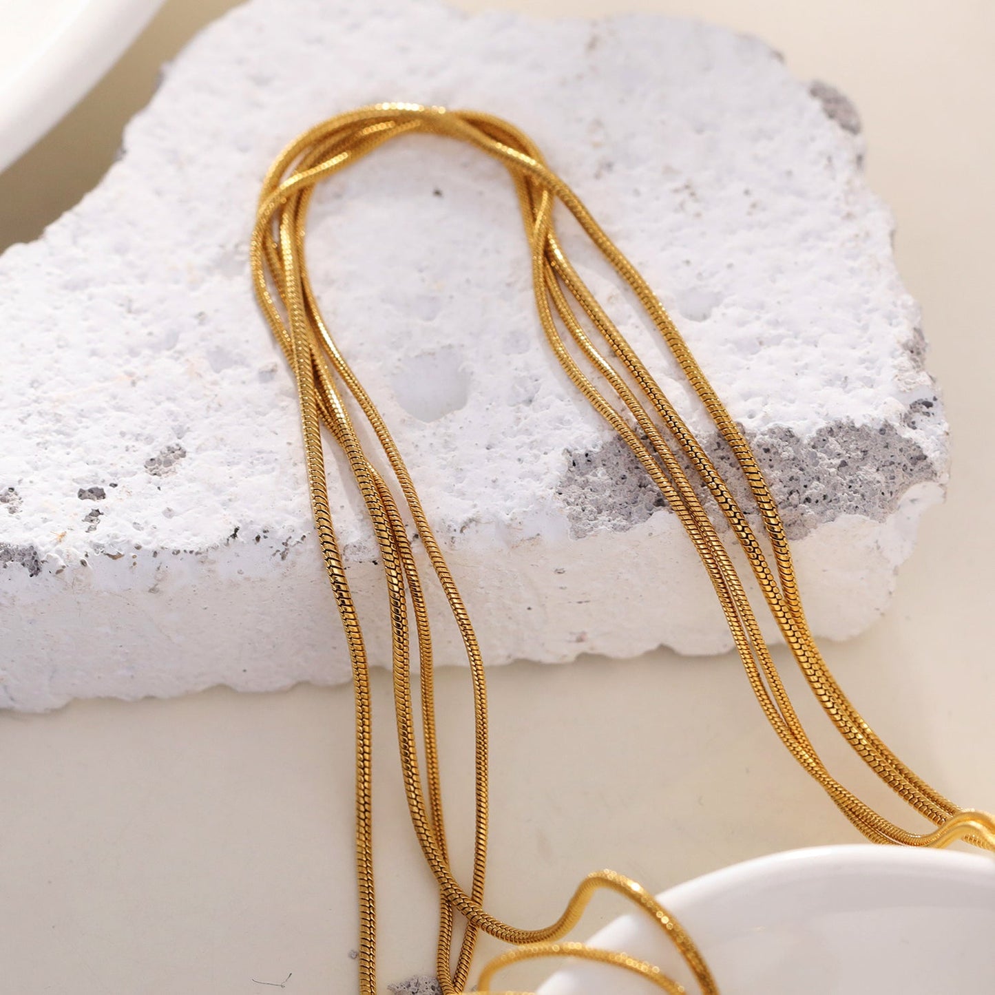 AVEZZANO Gold : Collier multirangs texturé peau de serpent - Élégance exquise