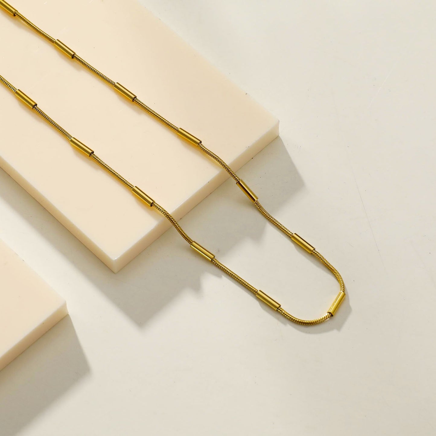 Collier chaîne perlée tubulaire CYRILLIA