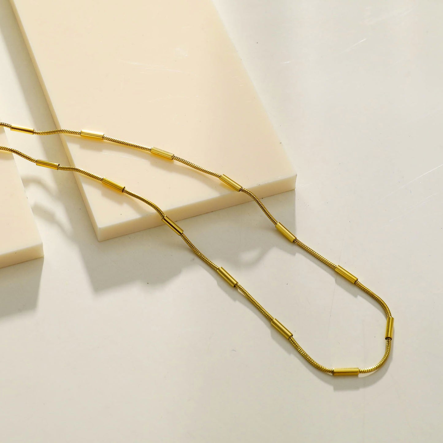 Collier chaîne perlée tubulaire CYRILLIA