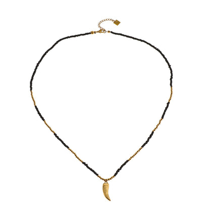 Collier chaîne RITA à perles noires et dorées avec pendentif dent gravée en or