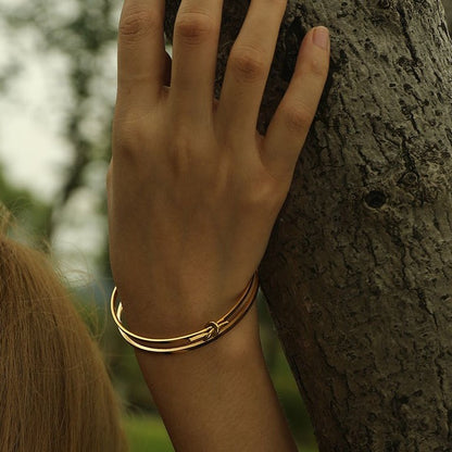 LIÉ : Bracelet empilé détaillé avec nœud, couleur or