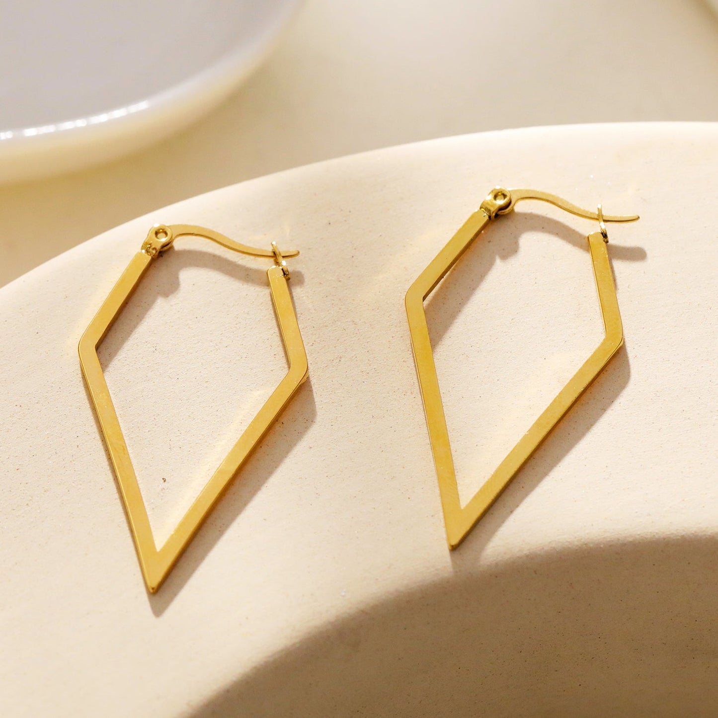 BRONTE : Boucles d'oreilles créoles contemporaines élégantes en forme de losange