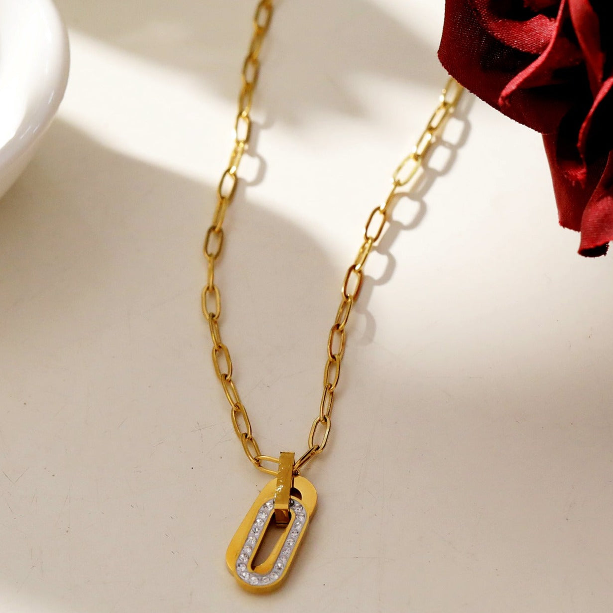 CHICALA : Collier à mailles trombone avec pendentif breloque ovale incrustée d'oxydes de zirconium