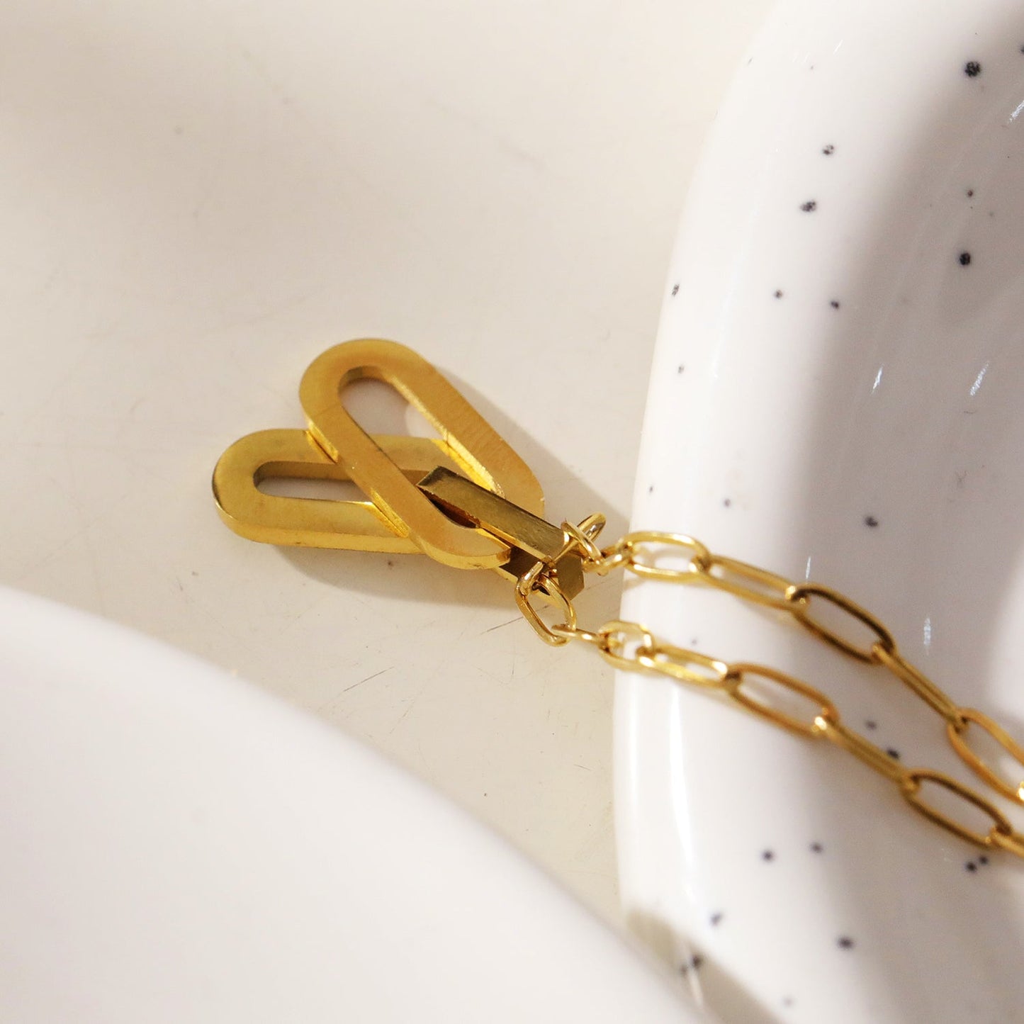CHICALA : Collier à mailles trombone avec pendentif breloque ovale incrustée d'oxydes de zirconium