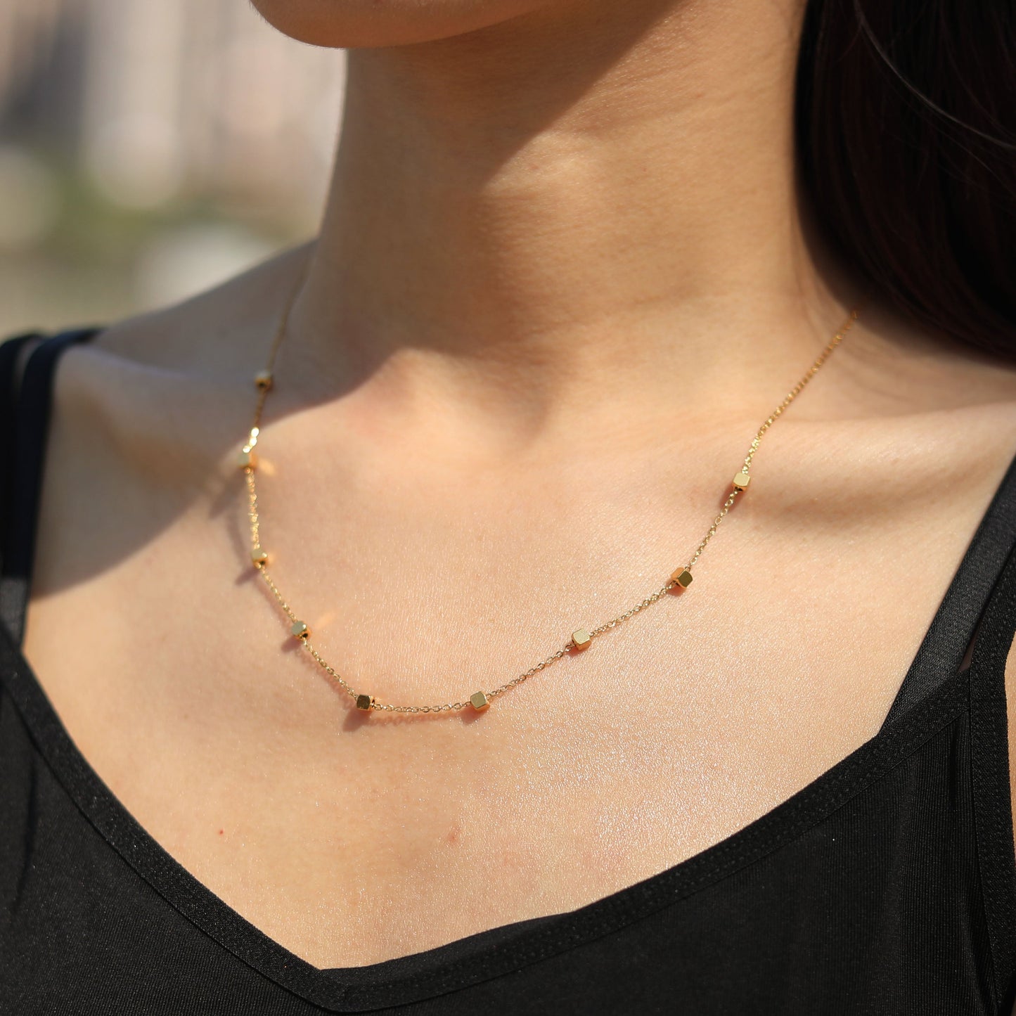 Collier en chaîne fine dorée avec perles carrées CALLA