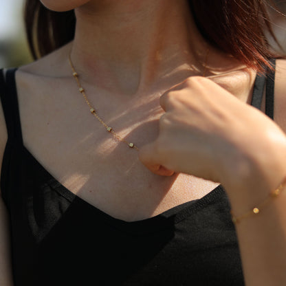 Collier en chaîne fine dorée avec perles carrées CALLA