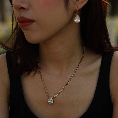 TWYLA : Collier à pendentif en cristal en forme de goutte d'eau sur une chaîne à maillons.