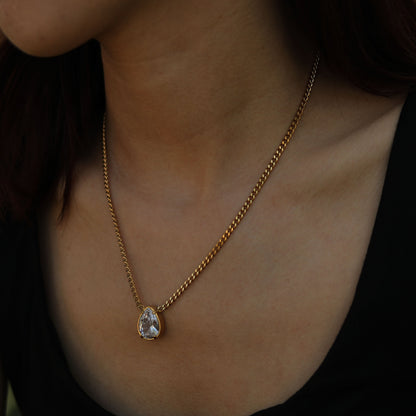 TWYLA : Collier à pendentif en cristal en forme de goutte d'eau sur une chaîne à maillons.