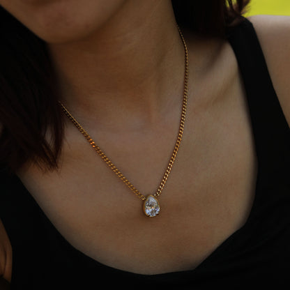 TWYLA : Collier à pendentif en cristal en forme de goutte d'eau sur une chaîne à maillons.
