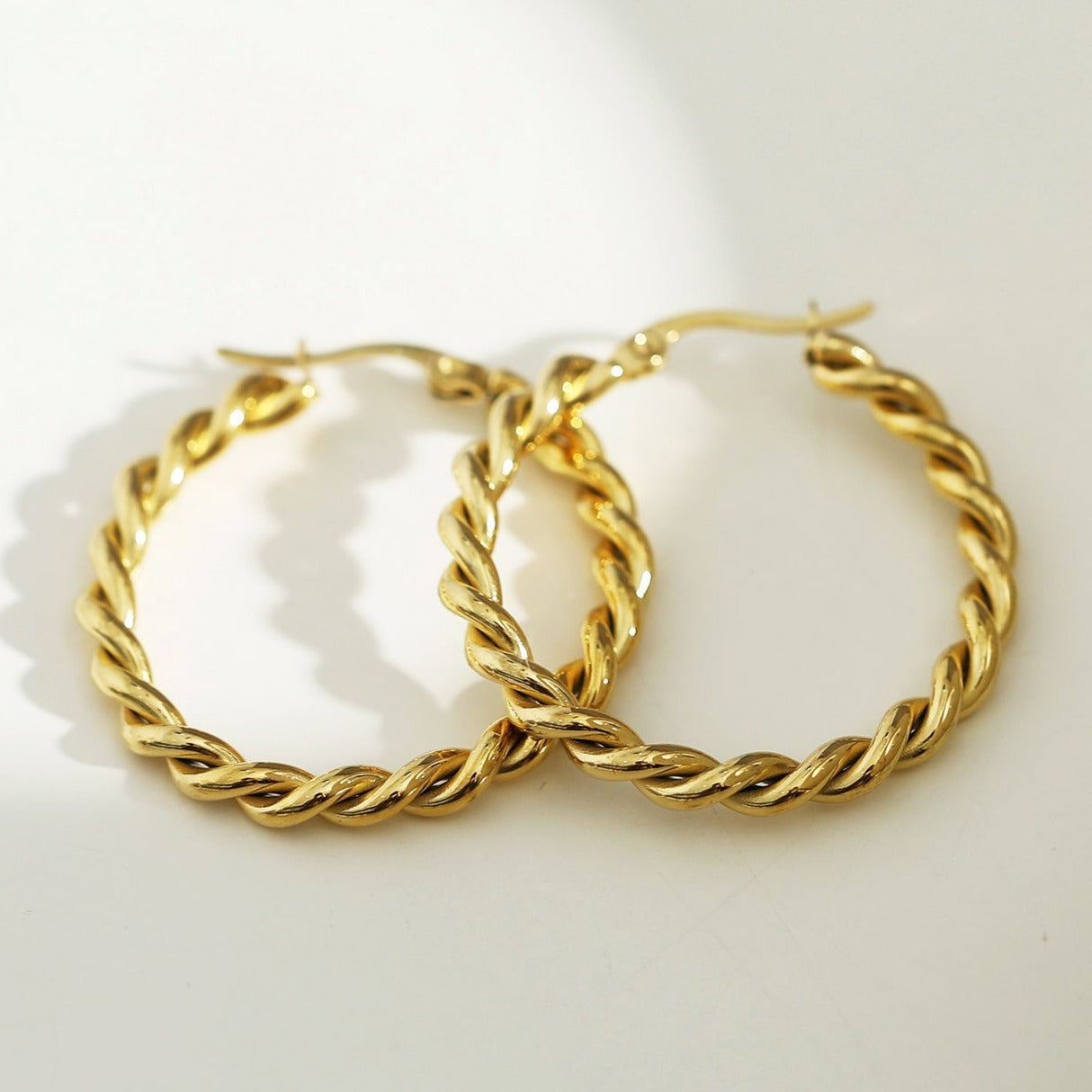 Boucles d'oreilles créoles torsadées dorées SUKI