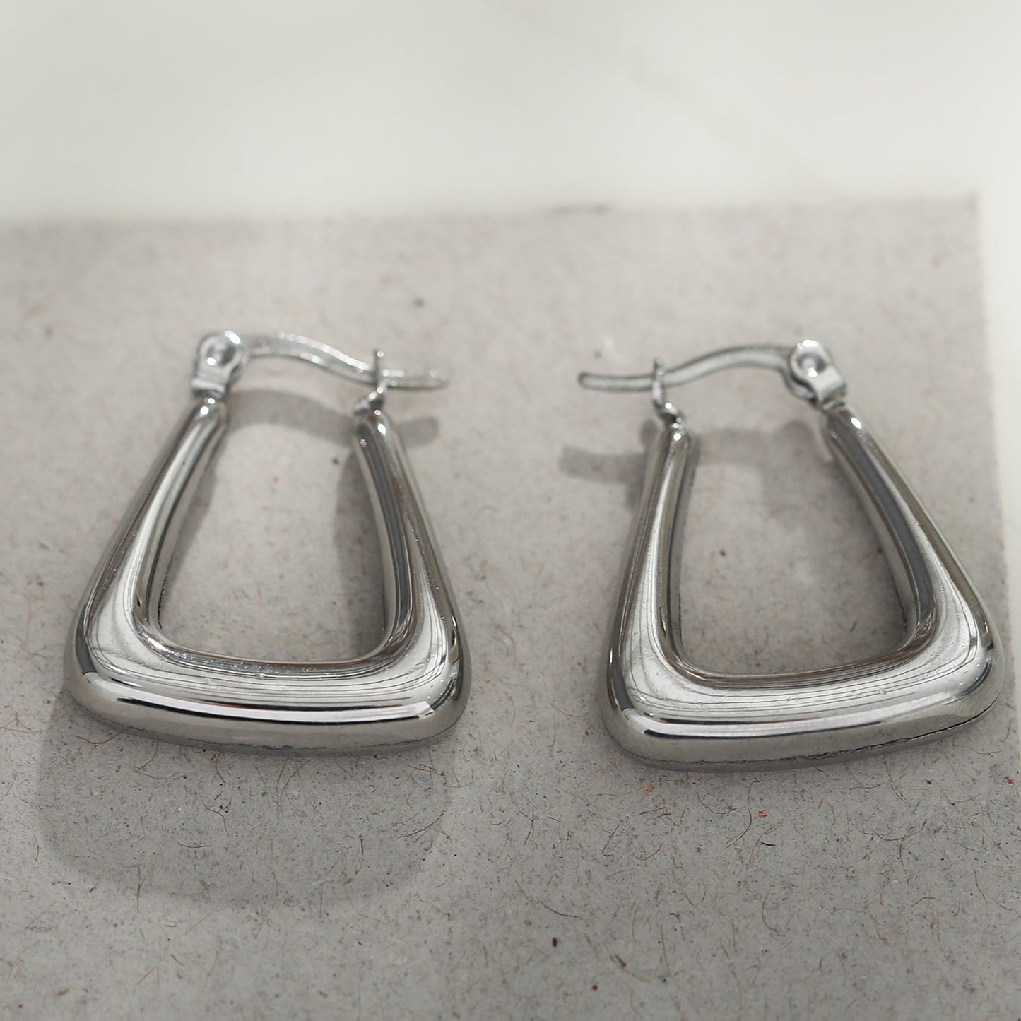 ANIKA : Boucles d'oreilles créoles mini chunky triangulaires or blanc (ton argent)