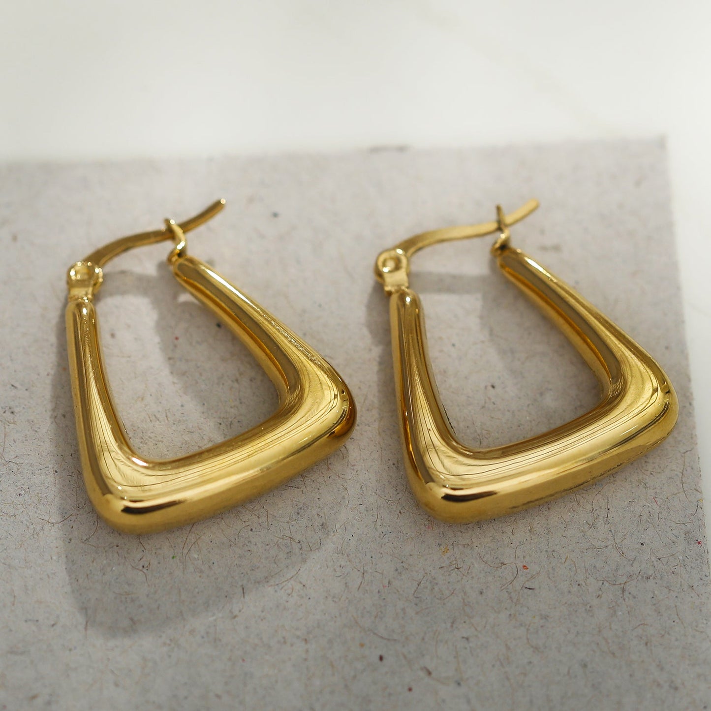 Boucles d'oreilles créoles mini triangle épaisses ANIKA en or