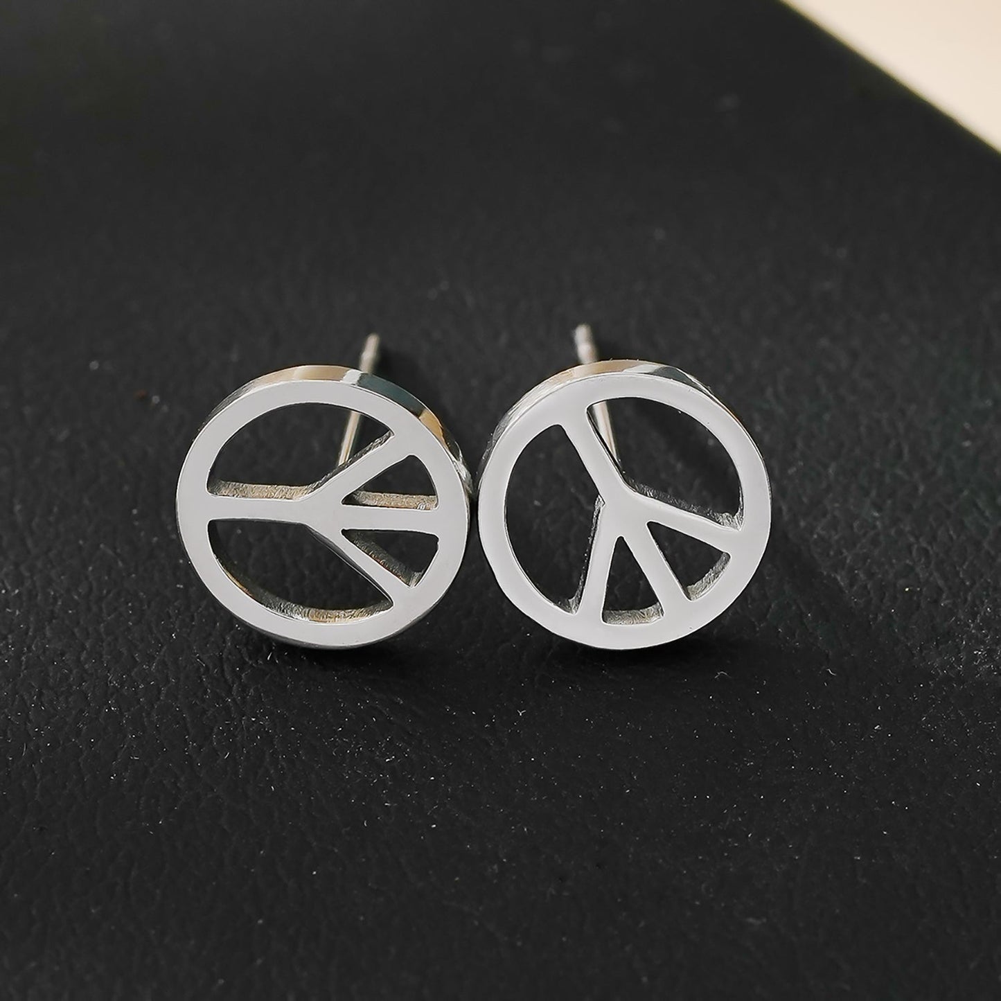 Boucles d'oreilles clous logo PEACE en argenté (or blanc)