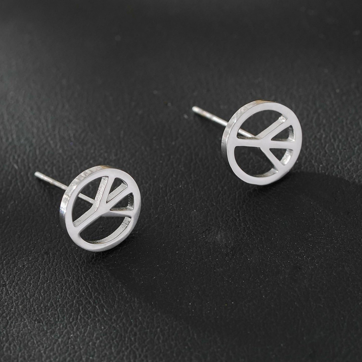 Boucles d'oreilles clous logo PEACE en argenté (or blanc)