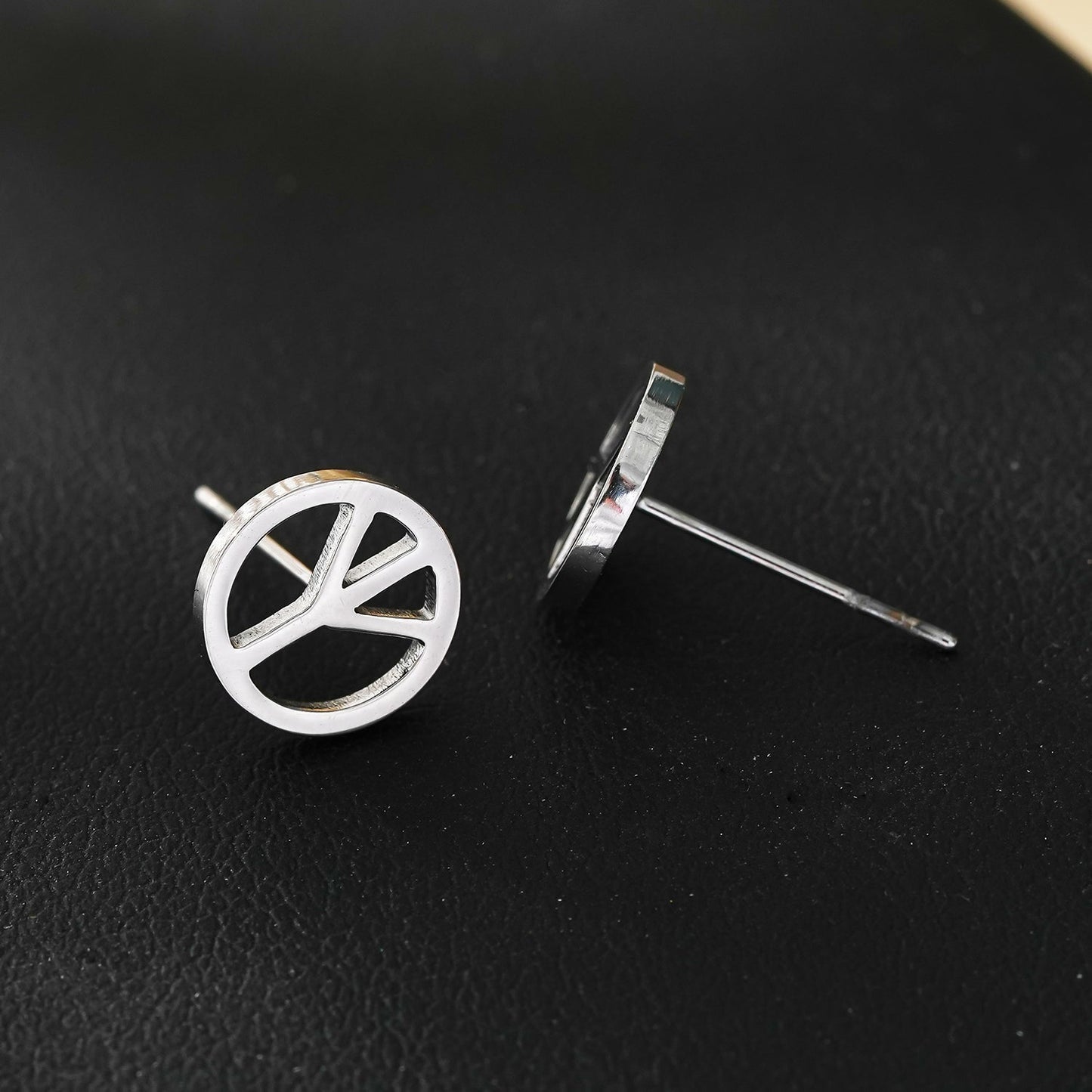 Boucles d'oreilles clous logo PEACE en argenté (or blanc)