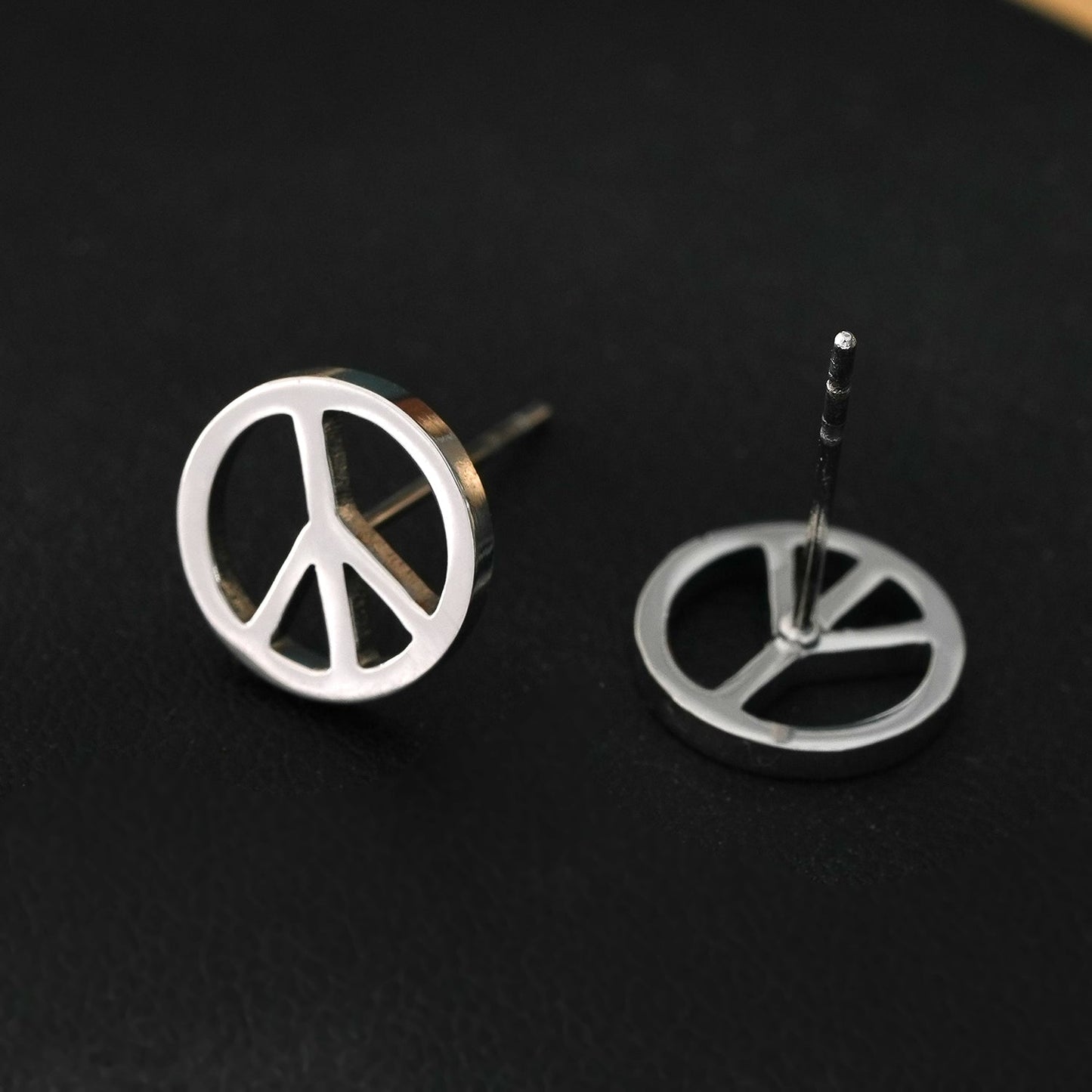 Boucles d'oreilles clous logo PEACE en argenté (or blanc)