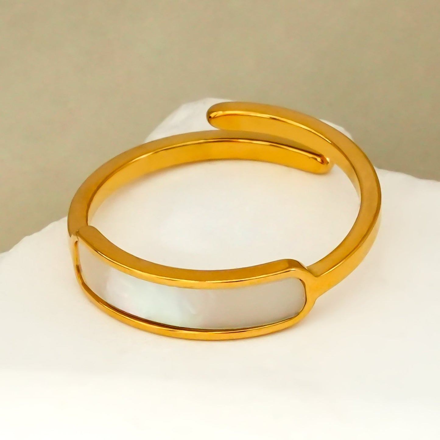 PEILLON Or : Bague moderne et minimaliste avec incrustation de nacre naturelle