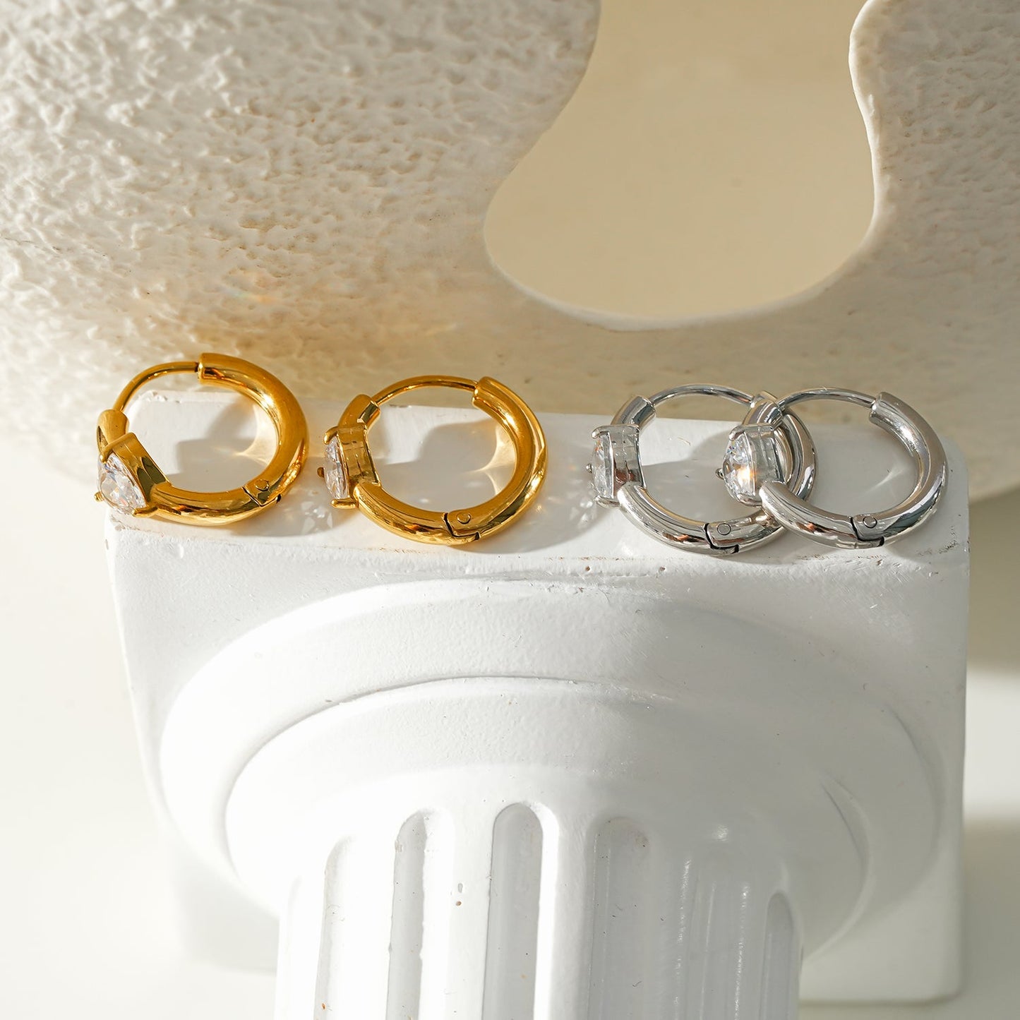 Style PELLA Or : Mini-créoles en or avec moissanite en forme de cœur
