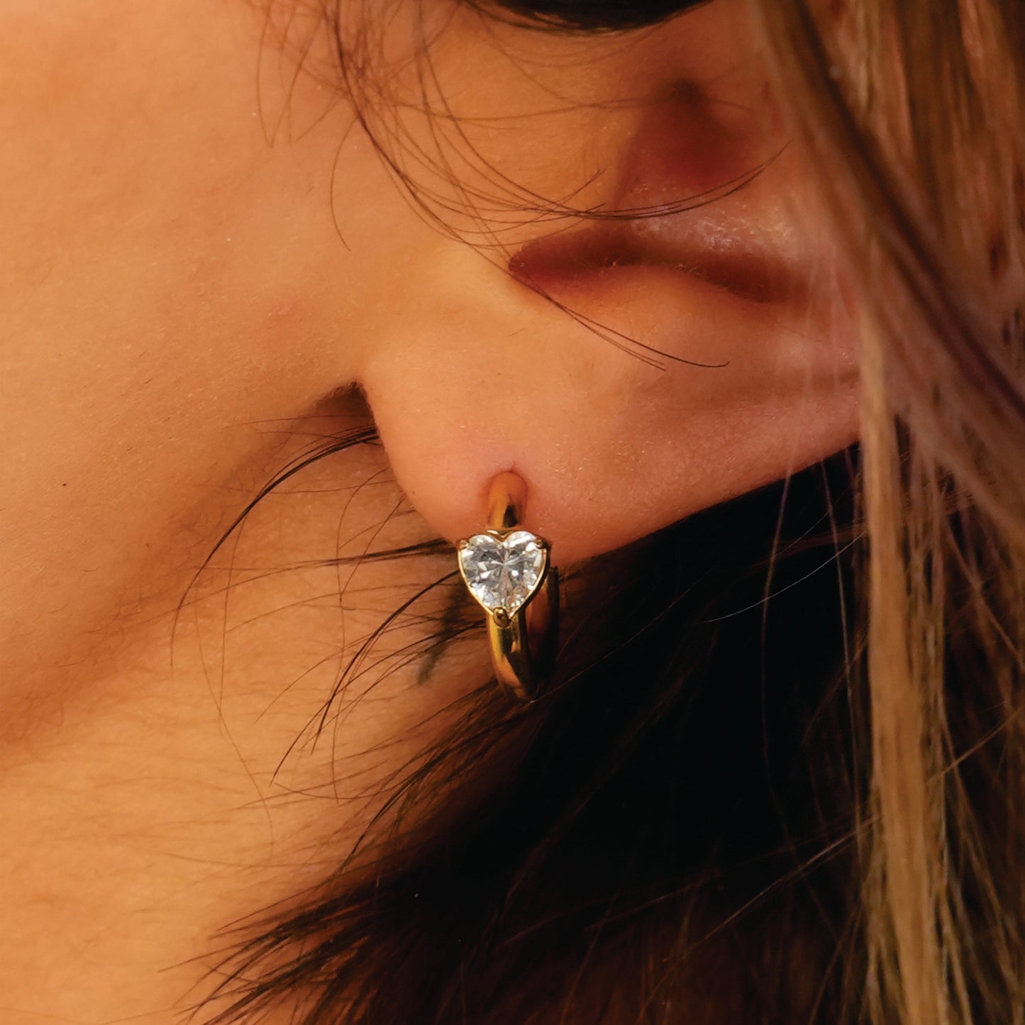 Style PELLA Or : Mini-créoles en or avec moissanite en forme de cœur