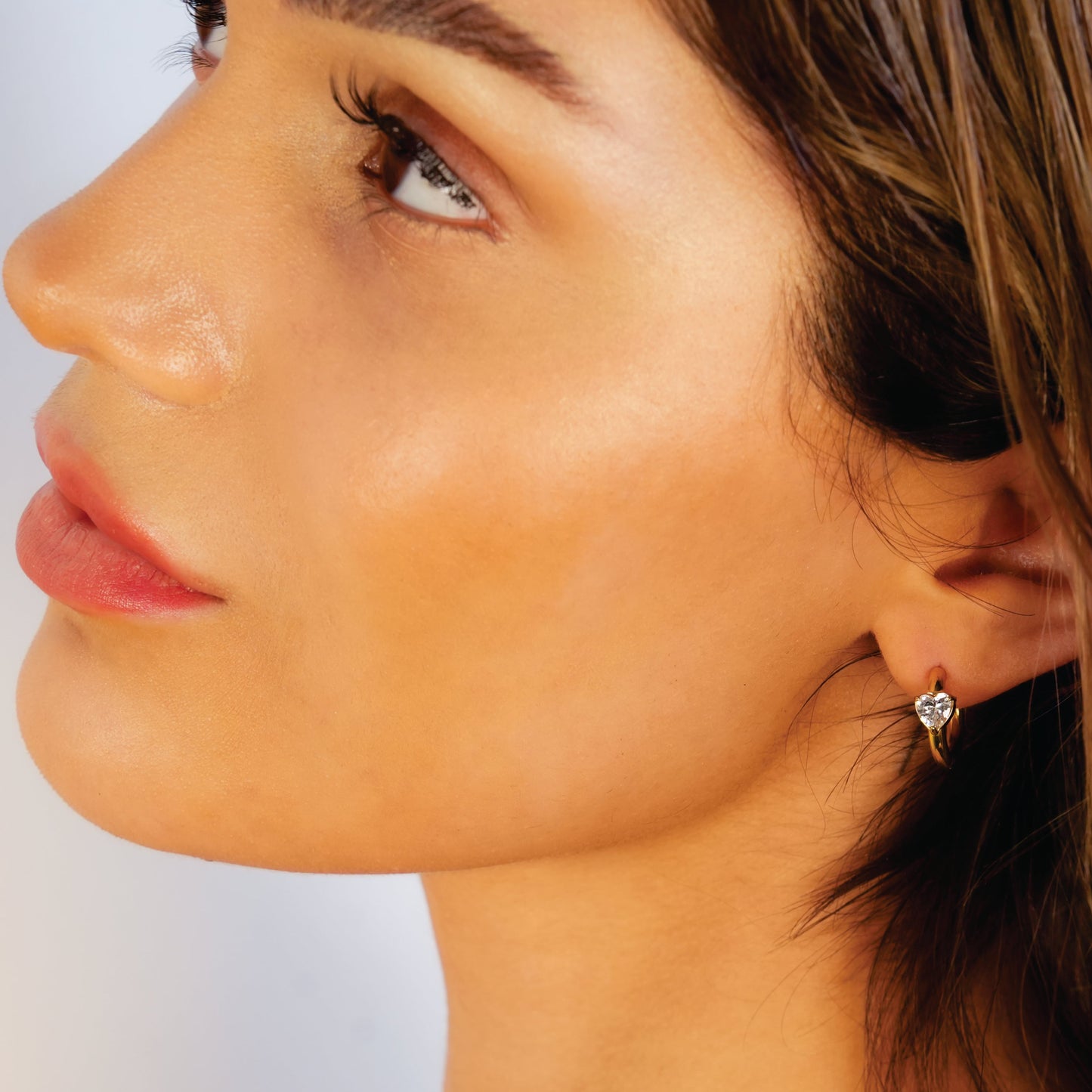 Style PELLA Or : Mini-créoles en or avec moissanite en forme de cœur