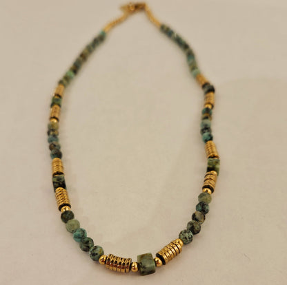 PHILIPPA: Collier en turquoises africaines et perles dorées
