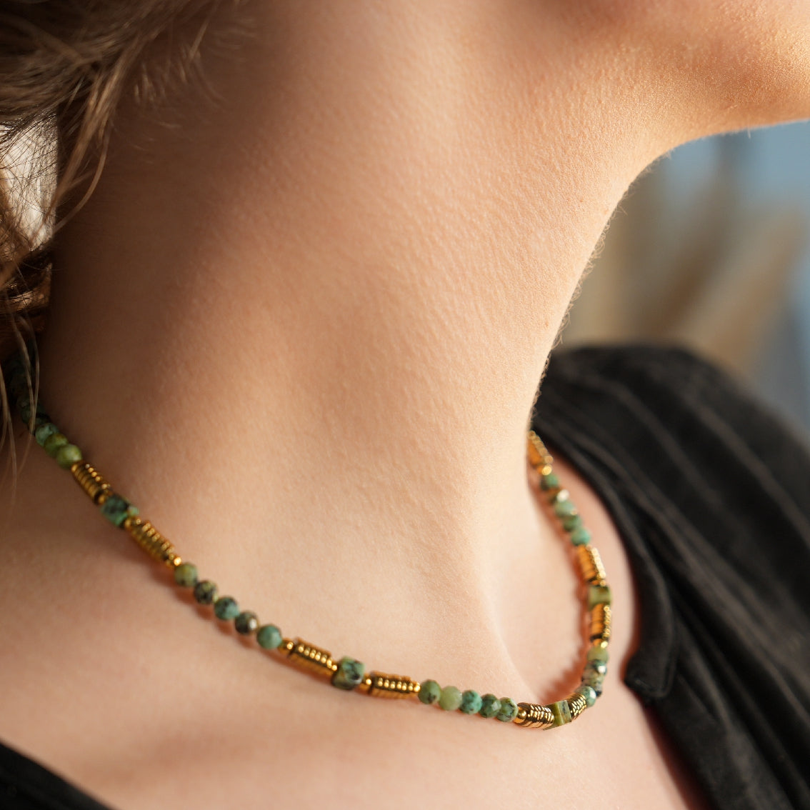PHILIPPA: Collier en turquoises africaines et perles dorées