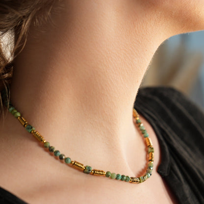 PHILIPPA: Collier en turquoises africaines et perles dorées