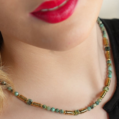 PHILIPPA: Collier en turquoises africaines et perles dorées