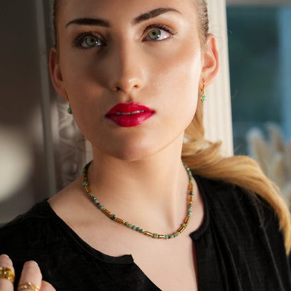 PHILIPPA: Collier en turquoises africaines et perles dorées