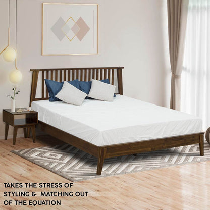 Ensemble de chambre à coucher Kaylin : lit en bois massif et table de chevet